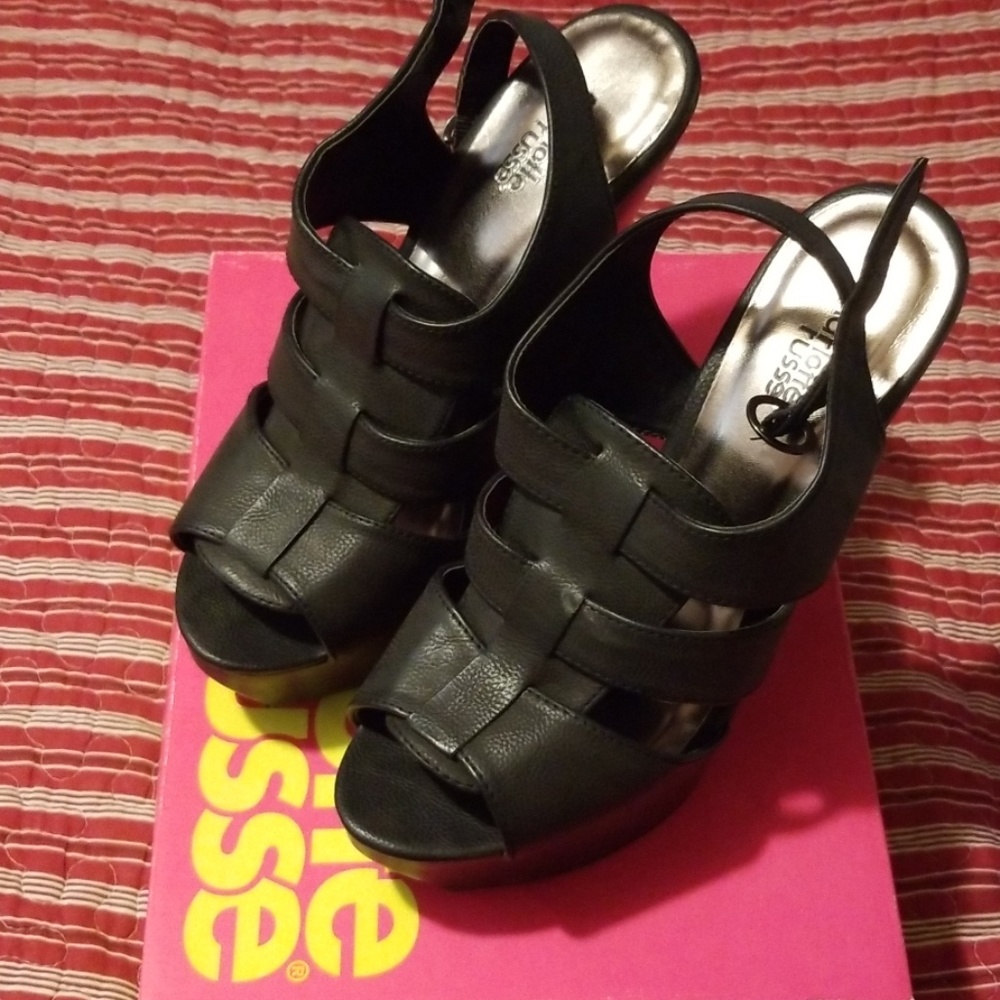 Charlotte Russe 4in platform sandal in black
